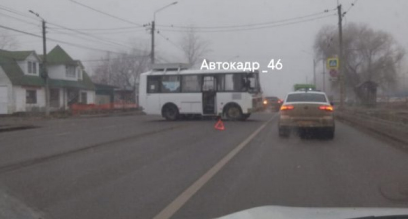 В Курске автобус ПАЗ столкнулся с легковушкой