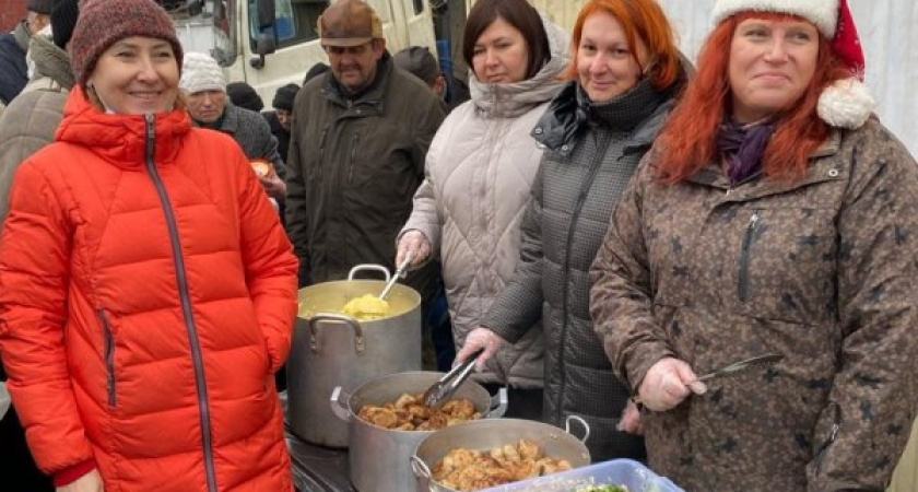 В Курске волонтеры накормили бездомных праздничным обедом