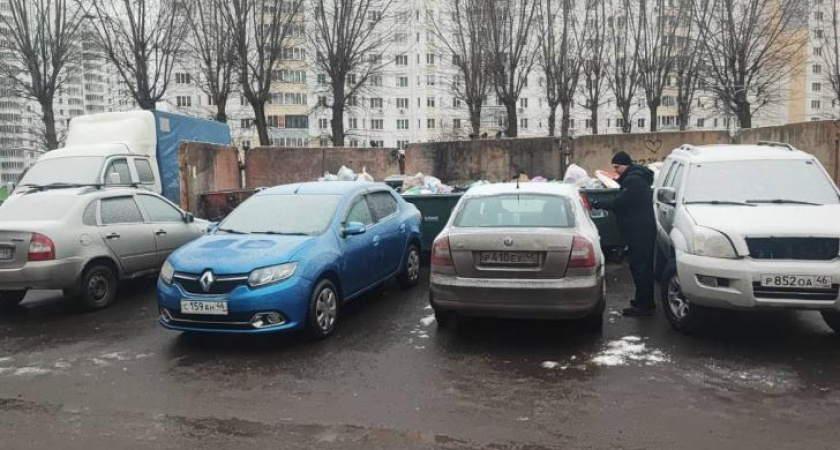 Автомобили у мусорных баков мешают уборке города