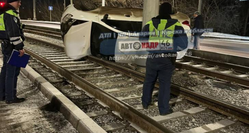 В Курске автомобиль перевернулся и врезался в столб