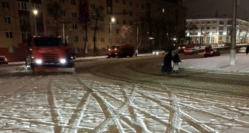 В Курске за ночь расчистили дороги от рождественского снегопада