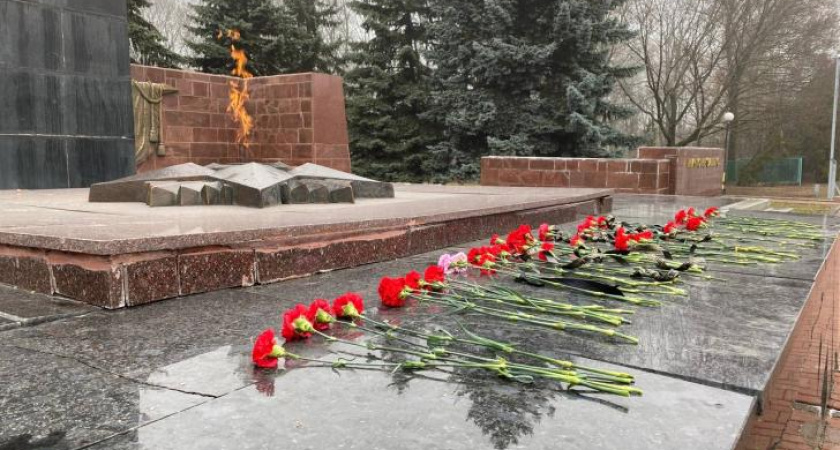 Беженцы из Суджи почтили память защитников города у военного мемориала