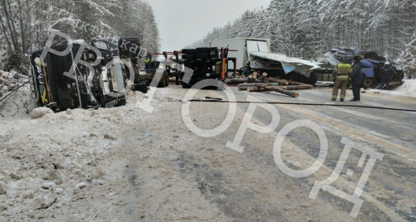 Под Сыктывкаром произошло трагическое столкновение двух грузовиков: есть погибший
