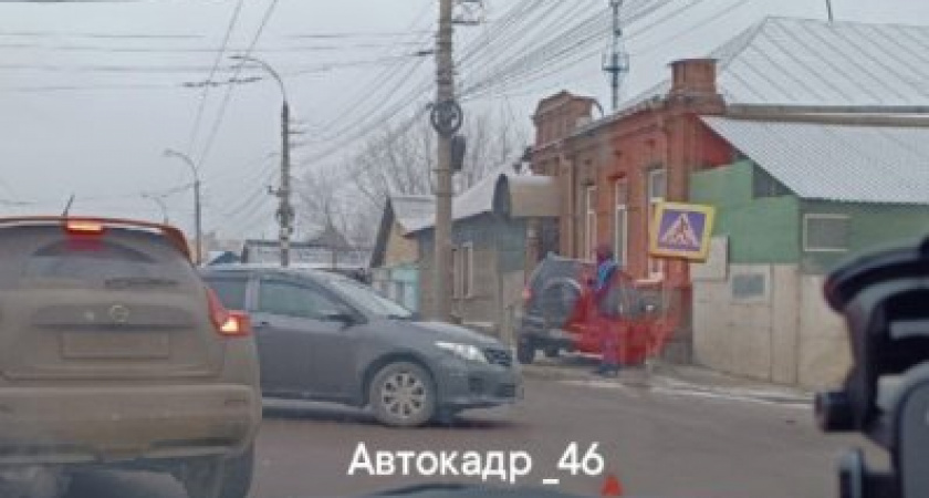 В Курске автомобиль вылетел на тротуар после ДТП