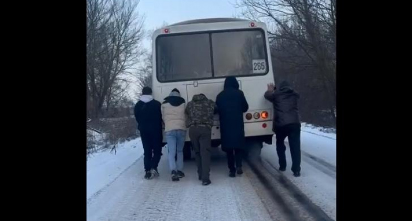 Пассажиры толкали застрявший автобус на разбитой дороге в Курчатовском районе