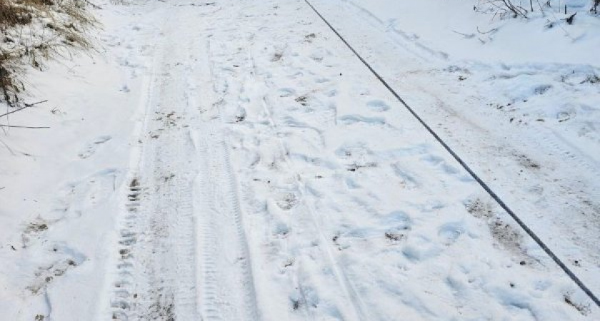 Лада Калина застряла при развороте на дачной дороге