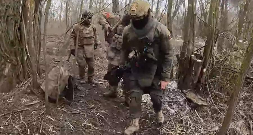 Раненный украинским дроном оператор Первого канала идет на поправку