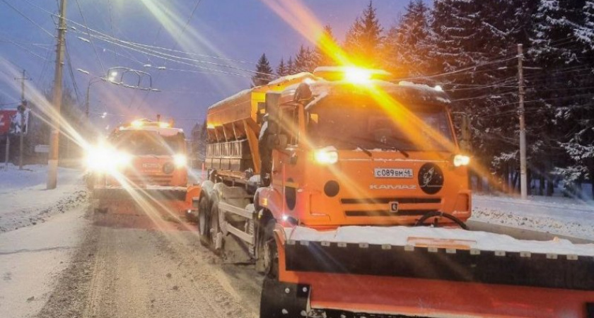 В Курске 63 единицы спецтехники убирают снег после ночного снегопада