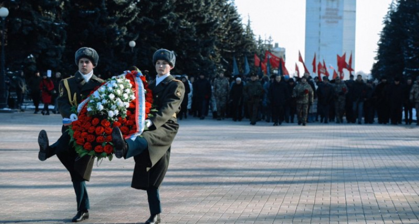 В Курске почтили память защитников Отечества возложением цветов к Вечному огню