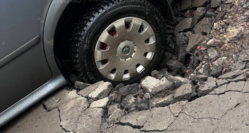 В курском дворе автомобиль провалился в яму из-за обрушения асфальта