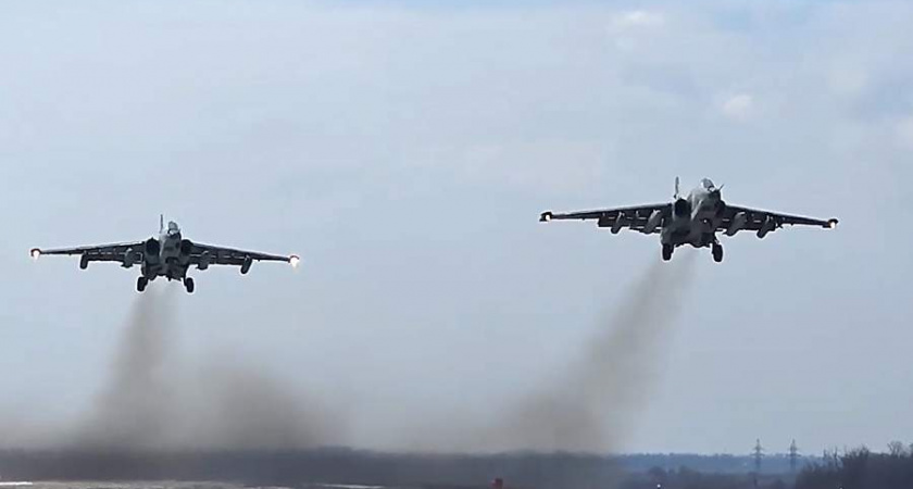 Российские Су-25 нанесли ракетные удары по технике и силам ВСУ в Курской области