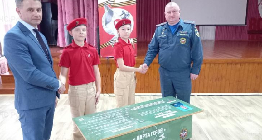 В курской школе открыли Парту Героя в честь почетного пожарного