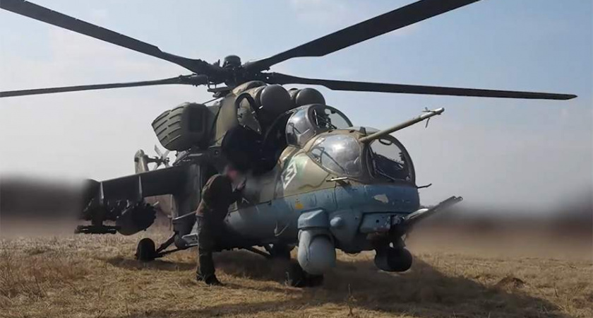 Российский вертолет Ми-35М уничтожил технику и военных ВСУ в Курской области