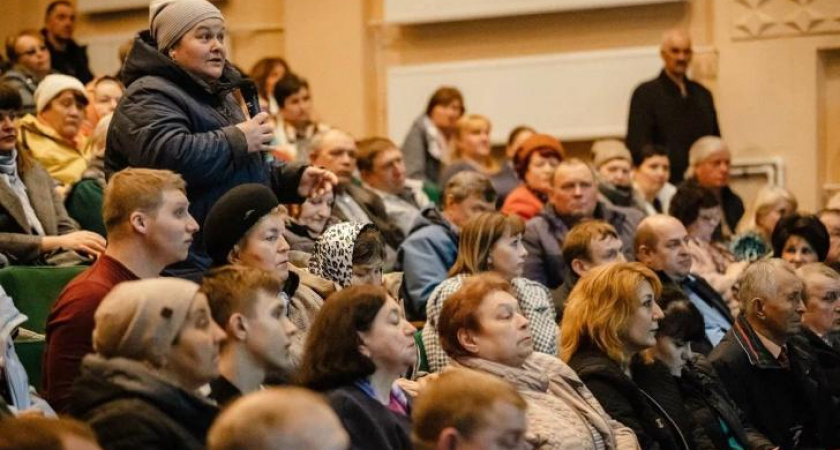 Жители Черемисиново пожаловались Хинштейну на качество медицины, дорог и очистных