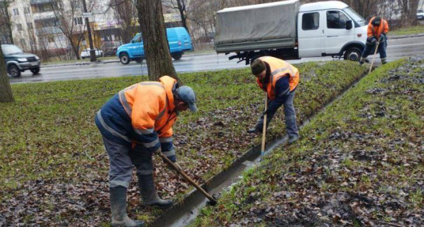 Дорожники Курска чистят ливнёвки из-за дождя