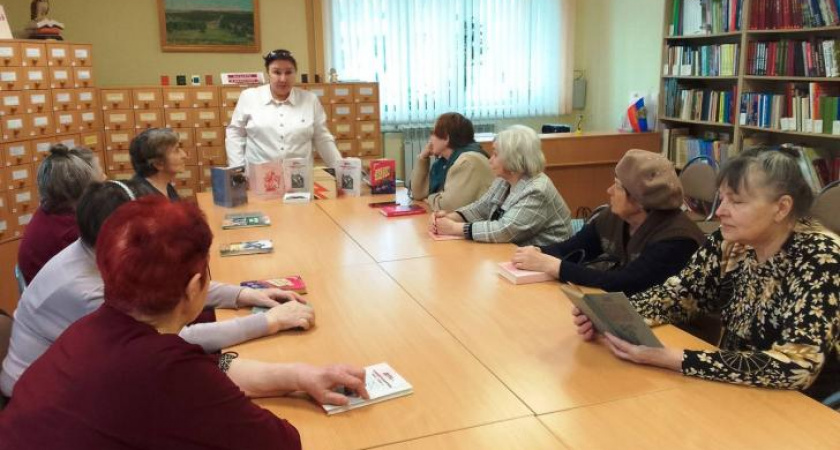 Заведующая музеем Юные защитники Родины выступила перед пенсионерами в курской библиотеке