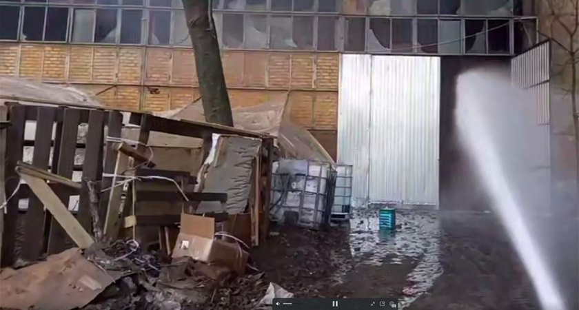 Площадь пожара на заводе в Курске увеличилась до 10 тысяч квадратных метров