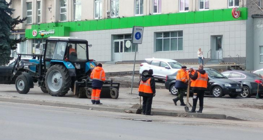 72 сотрудника и 65 единиц техники убирают улицы Курска