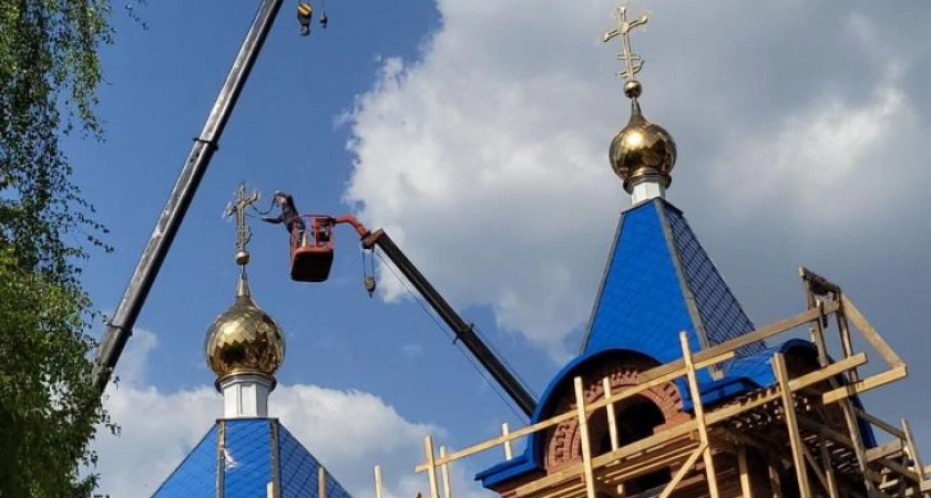 Фото к статье: На строящийся храм Божией Матери Всецарица в Железногорске установили два креста