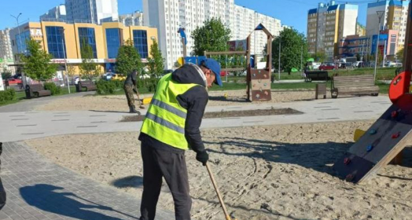 42 рабочих убирают парки и места отдыха в Курске