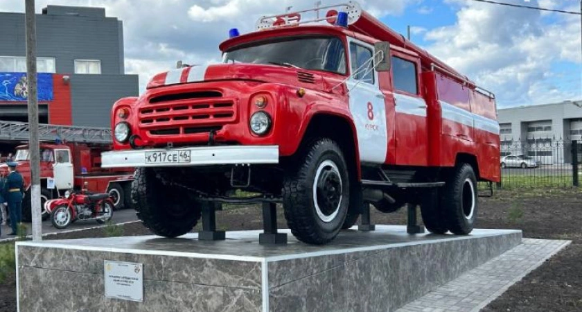 Фото к статье: В Курске открыли памятник пожарной ретро-автоцистерне