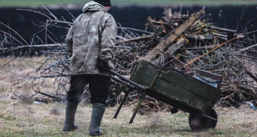 Более 100 рабочих и 63 единицы техники убирают Курск к майским праздникам