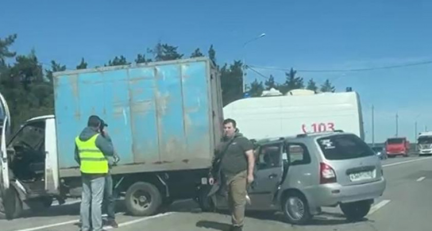 В Курске при развороте на мосту столкнулись ГАЗ и Лада Калина