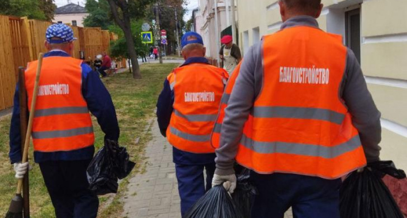 Курск готовится к Дню Победы: 74 рабочих и 59 машин убирают город