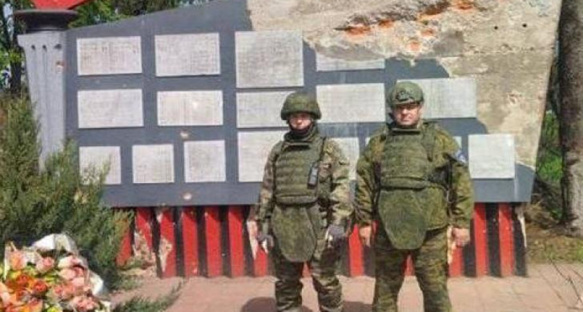 Спасатели МЧС восстановили поврежденный в ходе боев мемориал в Суджанском районе