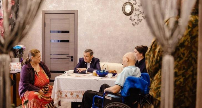 Хинштейн поздравил 101-летнего ветерана ВОВ и пообещал подарить гармонь