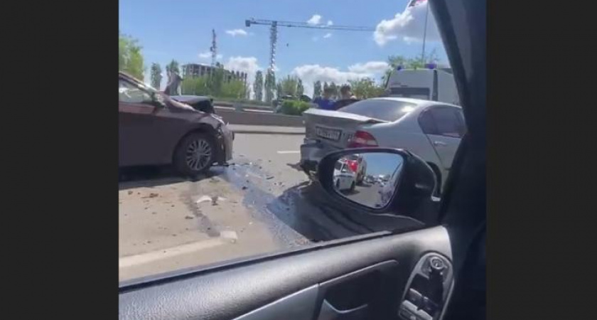 Два человека пострадали при столкновении Toyota и BMW на проспекте Победы