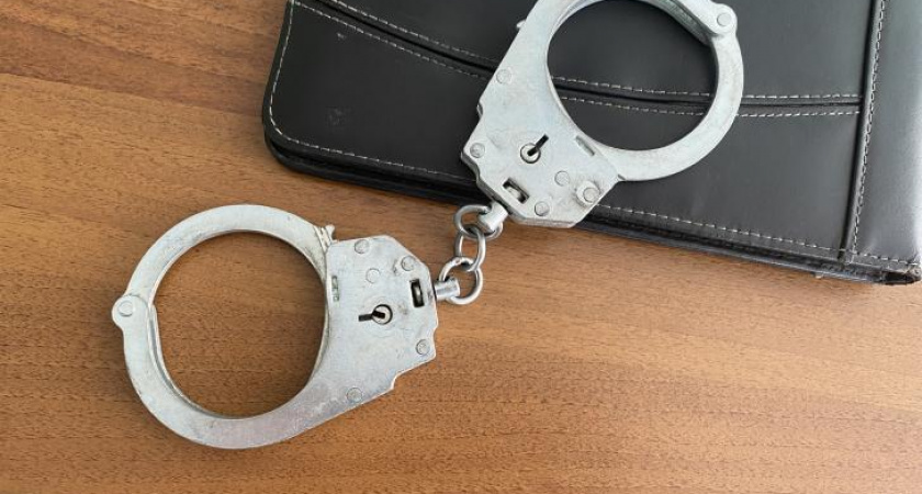 Судимый мужчина ограбил двух школьников, угрожая ножом