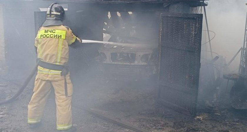 В Курске сгорели хозпостройки и гараж с автомобилем Фиат
