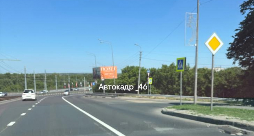 Дорожники в Курске снова нанесли сплошную разметку на повороте с Перекальского на Тускарную