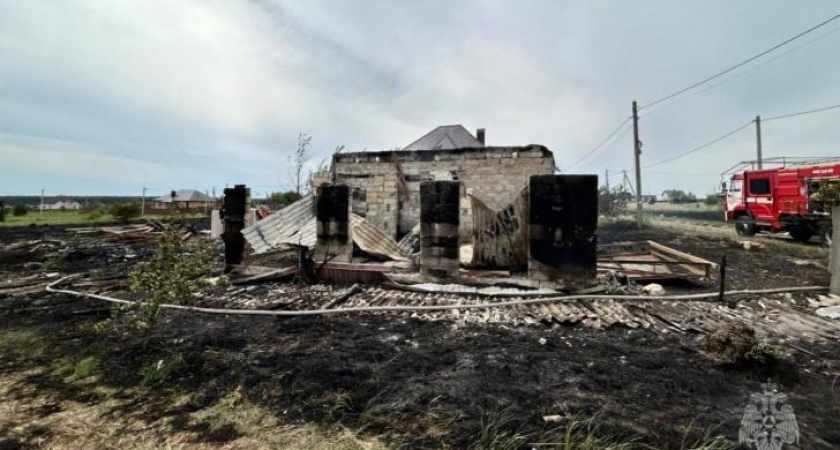 Сжигание травы привело к пожару дачного дома в Курском районе