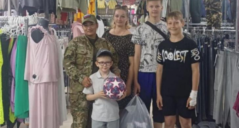 Доброволец "Барс-Курск" подарила многодетной семье вещи и праздник в День защиты детей