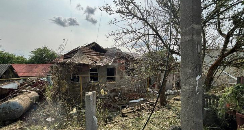 Обломки дронов повредили 15 домов и больницы в Курске