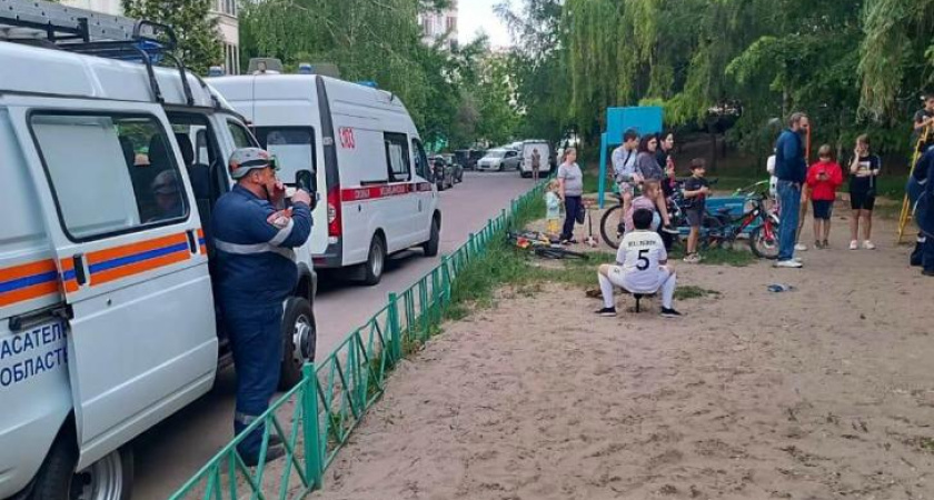 Спасатели освободили ногу девочки, застрявшую в горке