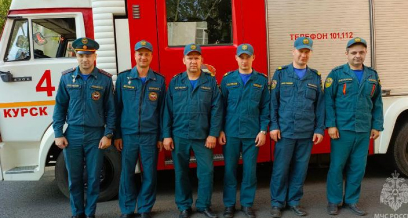 Пожарные спасли трех человек из горящего дома в Курске