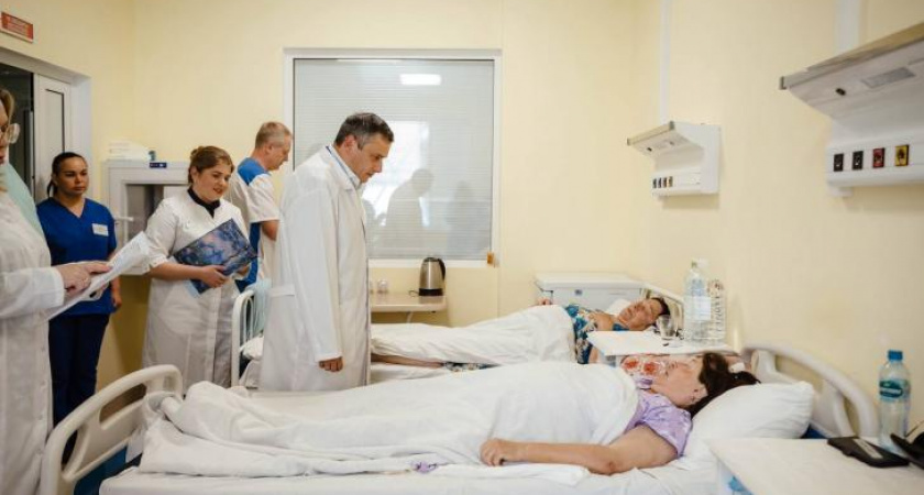 Хинштейн навестил пострадавших от обстрелов в Курской областной больнице