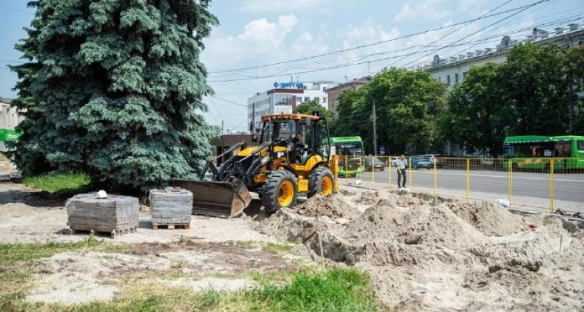 В Курске благоустраивают территорию у ТЦ "Куряночка"