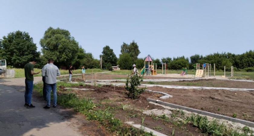В Курске благоустраивают сквер на Сливовой и детскую площадку у храма