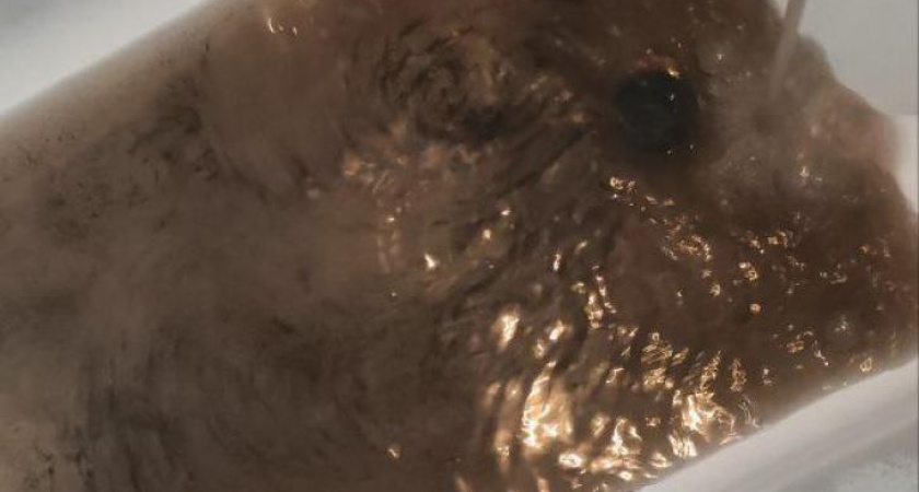 Жители дома в Курске остались без качественной воды из-за коммунальной аварии