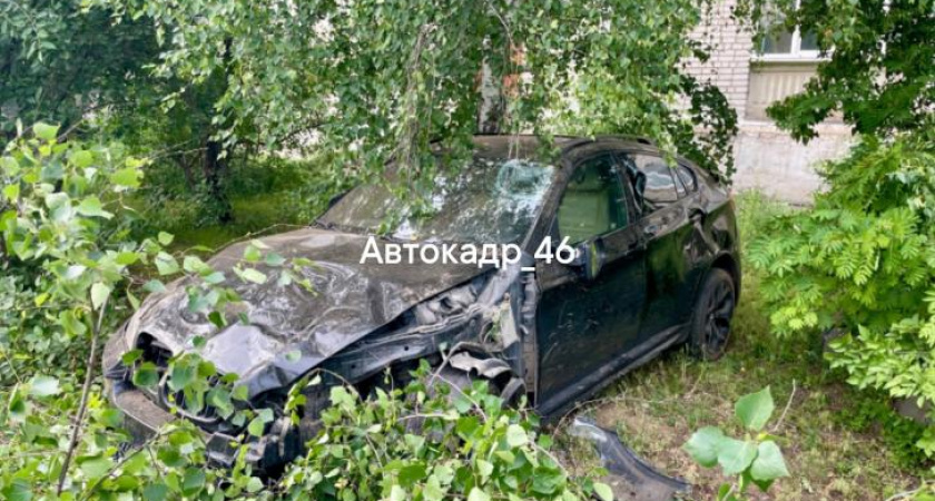 Пьяный водитель BMW снес деревья в Курске и скрылся с места аварии
