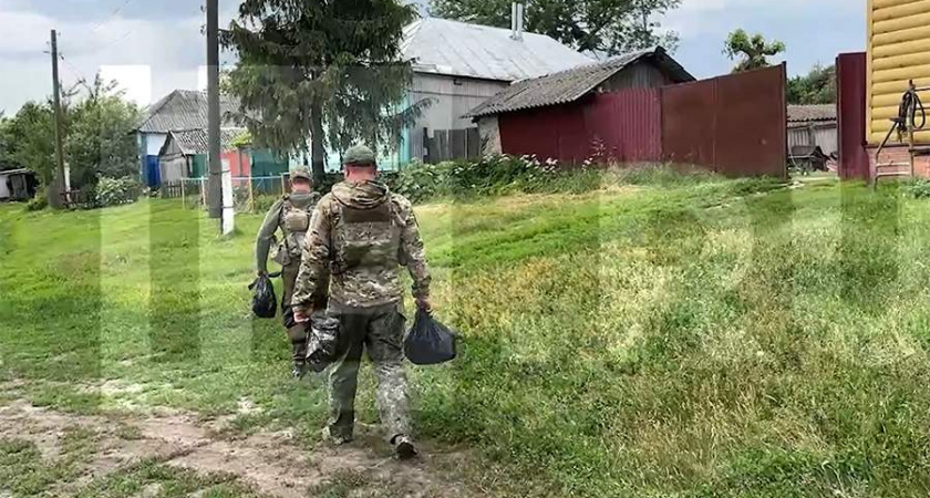 Военные раздали гуманитарную помощь жителям Курской области в День России
