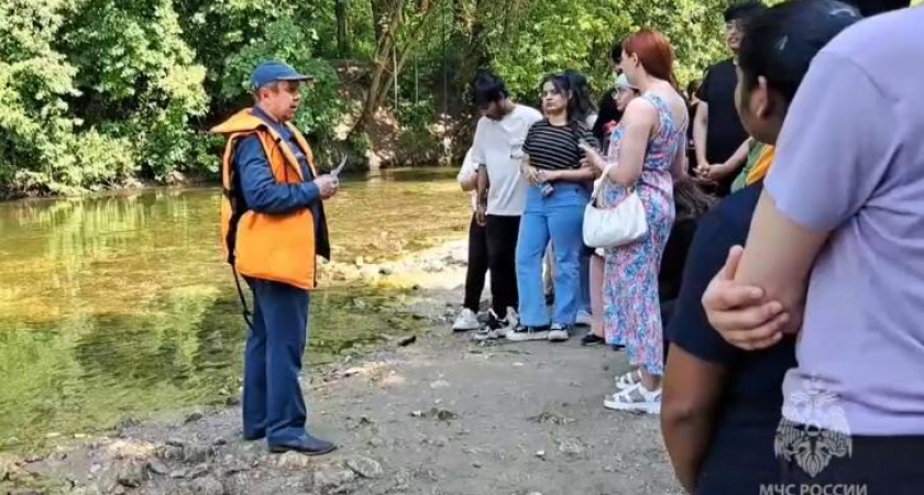 Спасатели провели урок безопасности для иностранных студентов на диком пляже в Курске