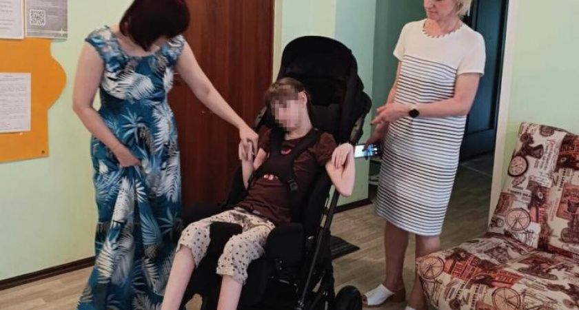 Девочке-инвалиду из Курской области купили специальную коляску