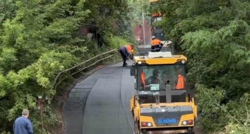 В Курске асфальтируют въезд в парк "Новая Боевка"