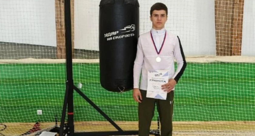 Фото к статье: Студент из Курска завоевал золото и бронзу на чемпионате ЦФО по боксу