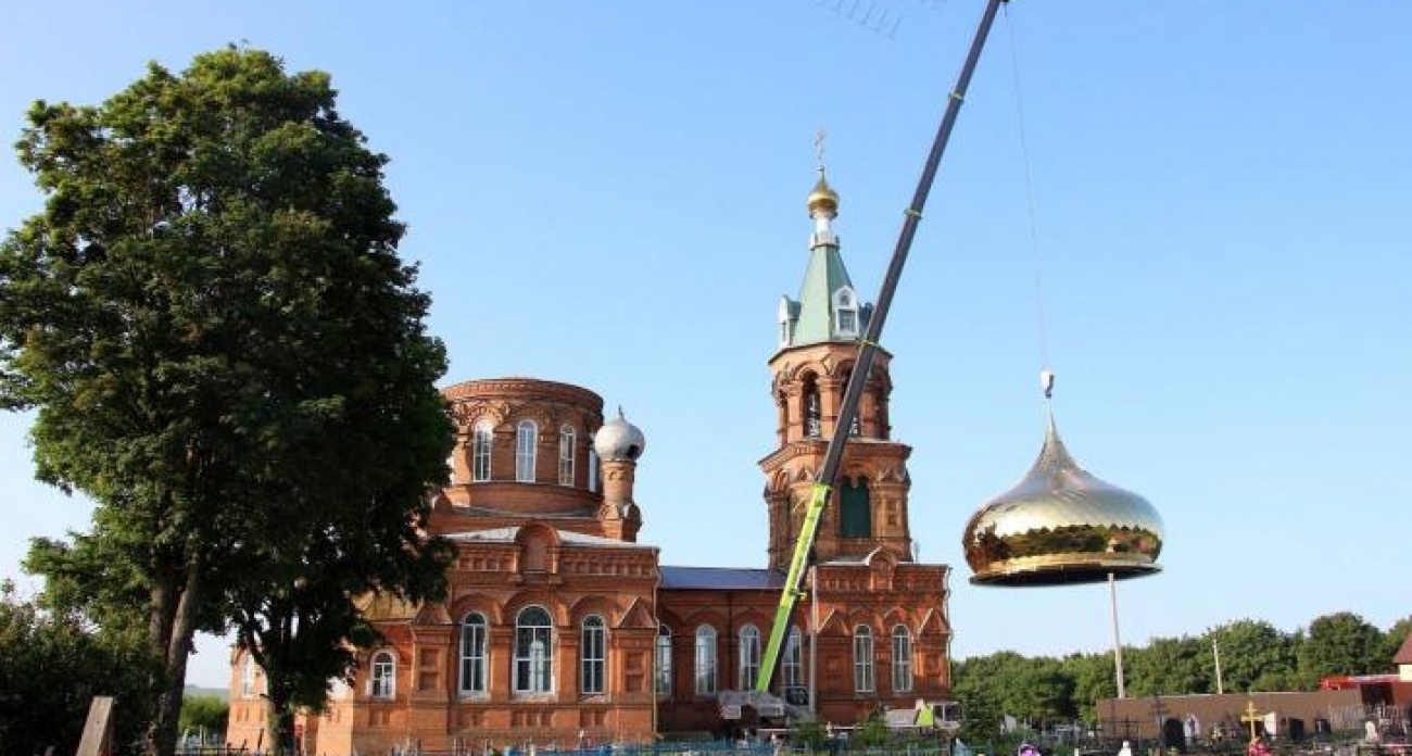 В Фатежском районе на храм Архангела Михаила установили новый купол